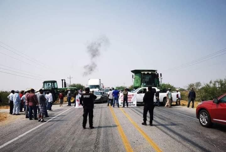 Campesinos cierran carretera
